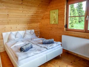 Llit o llits en una habitació de Chalet Sonnkegel by Interhome