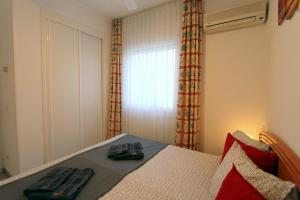 ein Schlafzimmer mit einem Bett mit zwei Fernbedienung in der Unterkunft LEON INMO Apartment Celine - 10413 in Empuriabrava + 11 Fotos