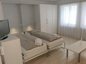Кровать или кровати в номере Apartment Val Signina-1 by Interhome