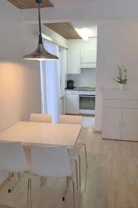 Laax-Murschetg的住宿－Apartment Val Signina-1 by Interhome，一间厨房,里面配有桌椅
