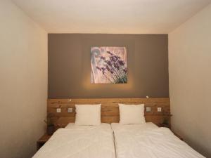 מיטה או מיטות בחדר ב-Apartment Am Birkenhain-3 by Interhome