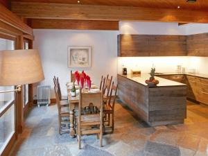 une cuisine avec une table, des chaises et un comptoir dans l'établissement Holiday Home Les Clèves by Interhome, à Nendaz