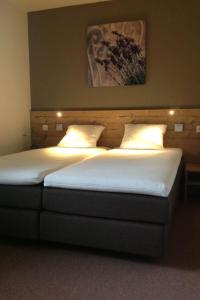 Een bed of bedden in een kamer bij Apartment Am Birkenhain-3 by Interhome