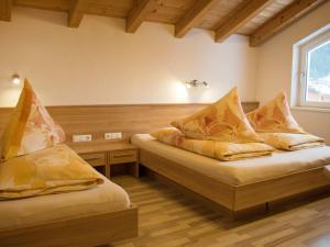 pokój z dwoma łóżkami i oknem w obiekcie Apartment Bella Monte-2 by Interhome w mieście Pettneu am Arlberg