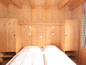 Ein Bett oder Betten in einem Zimmer der Unterkunft Holiday Home Alpendorf-2 by Interhome