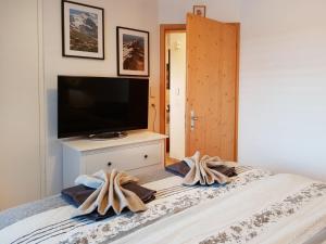 Кровать или кровати в номере Apartment Mountain Lake Panorama by Interhome