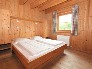 เตียงในห้องที่ Holiday Home Alpendorf-3 by Interhome
