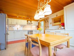 Kuchyň nebo kuchyňský kout v ubytování Chalet The Schatzie by Interhome
