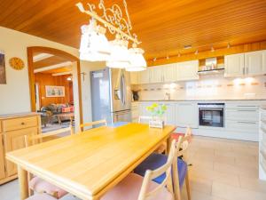 Eldhús eða eldhúskrókur á Chalet The Schatzie by Interhome