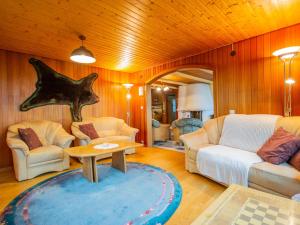Posezení v ubytování Chalet The Schatzie by Interhome
