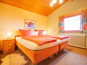 Rúm í herbergi á Chalet The Schatzie by Interhome