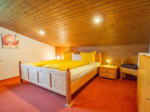 Rúm í herbergi á Chalet The Schatzie by Interhome