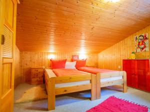 Rúm í herbergi á Chalet The Schatzie by Interhome