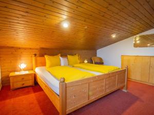 Rúm í herbergi á Chalet The Schatzie by Interhome