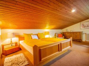 Rúm í herbergi á Chalet The Schatzie by Interhome