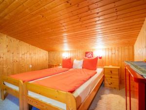 Rúm í herbergi á Chalet The Schatzie by Interhome