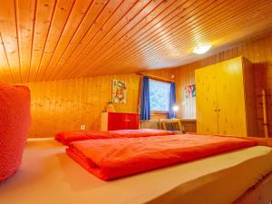 Rúm í herbergi á Chalet The Schatzie by Interhome