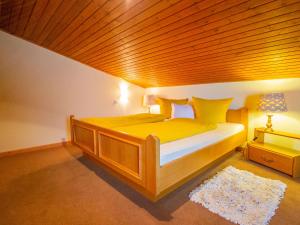Rúm í herbergi á Chalet The Schatzie by Interhome
