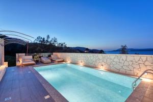 Bazén v ubytovaní White Rock Villas Nikiana alebo v jeho blízkosti