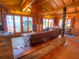 Posezení v ubytování Chalet Clarine by Interhome