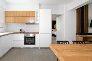 Kuchyňa alebo kuchynka v ubytovaní White Rock Villas Nikiana