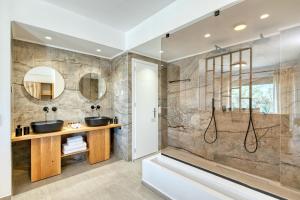 Kúpeľňa v ubytovaní White Rock Villas Nikiana