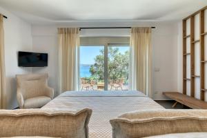 Posteľ alebo postele v izbe v ubytovaní White Rock Villas Nikiana