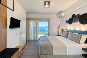 Posteľ alebo postele v izbe v ubytovaní White Rock Villas Nikiana