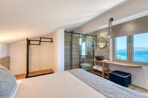 Posteľ alebo postele v izbe v ubytovaní White Rock Villas Nikiana