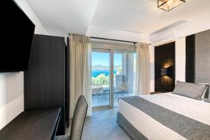 Posteľ alebo postele v izbe v ubytovaní White Rock Villas Nikiana