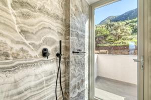 Kúpeľňa v ubytovaní White Rock Villas Nikiana