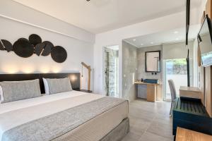 Posteľ alebo postele v izbe v ubytovaní White Rock Villas Nikiana