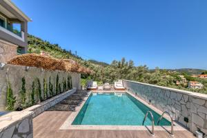 Bazén v ubytovaní White Rock Villas Nikiana alebo v jeho blízkosti