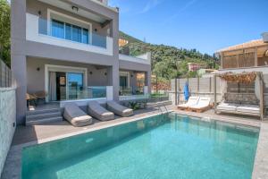Bazén v ubytovaní White Rock Villas Nikiana alebo v jeho blízkosti