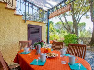 une table avec une assiette de nourriture dessus dans l'établissement Apartment Montaleo 4 by Interhome, à Casale Marittimo