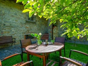 A garden outside Holiday Home Il Casellino-2 by Interhome