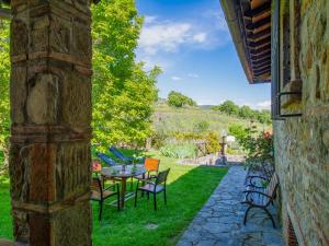 eine Terrasse mit einem Tisch und Stühlen im Hof in der Unterkunft Holiday Home Il Casellino-2 by Interhome in Case Malva
