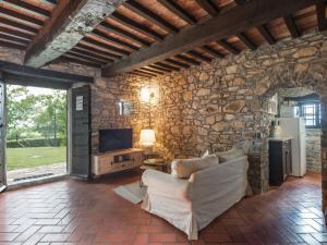 Televízia a/alebo spoločenská miestnosť v ubytovaní Holiday Home Montecavallo by Interhome