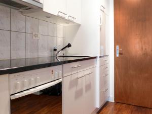 Kuchyň nebo kuchyňský kout v ubytování Apartment Matten - Utoring-12 by Interhome