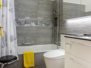 Koupelna v ubytování Apartment Matten - Utoring-12 by Interhome