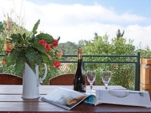 einen Tisch mit einer Flasche Wein und ein Buch in der Unterkunft Holiday Home Il Borgo-1 by Interhome in Casale Marittimo