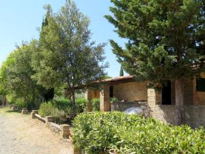 ein Steinhaus mit Bäumen vor einem Hof in der Unterkunft Holiday Home Il Borgo-1 by Interhome in Casale Marittimo