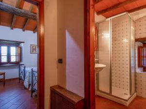 A bathroom at Holiday Home Il Casellino-2 by Interhome