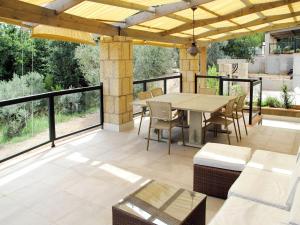 un patio al aire libre con mesa y sillas en Apartment Il Borgo-5 by Interhome, en Casale Marittimo
