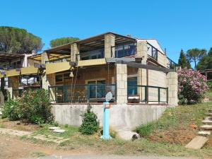 una casa con un letrero de la calle delante de ella en Apartment Il Borgo-5 by Interhome, en Casale Marittimo