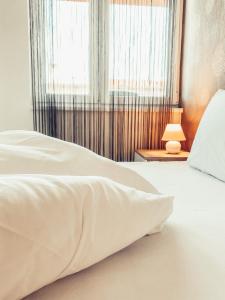 Tempat tidur dalam kamar di Casa Luxury Wellness Apartman By BLTN