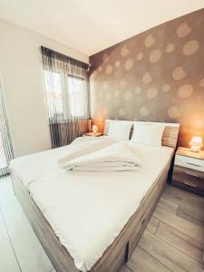 En eller flere senger på et rom på Casa Luxury Wellness Apartman By BLTN