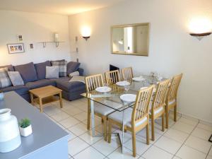un soggiorno con tavolo, sedie e divano di Apartment Barzettes-Vacances 454 - Entrée N- 14 by Interhome a Vermala