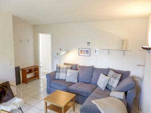 un soggiorno con un divano blu e un tavolo di Apartment Barzettes-Vacances 454 - Entrée N- 14 by Interhome a Vermala