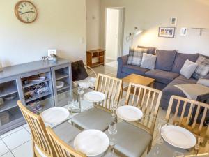 un soggiorno con tavolo, sedie e divano di Apartment Barzettes-Vacances 454 - Entrée N- 14 by Interhome a Vermala Altre 21 foto